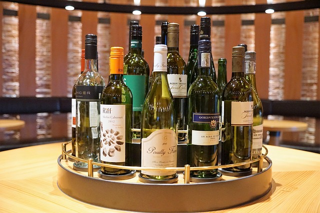 並べられたワインボトル