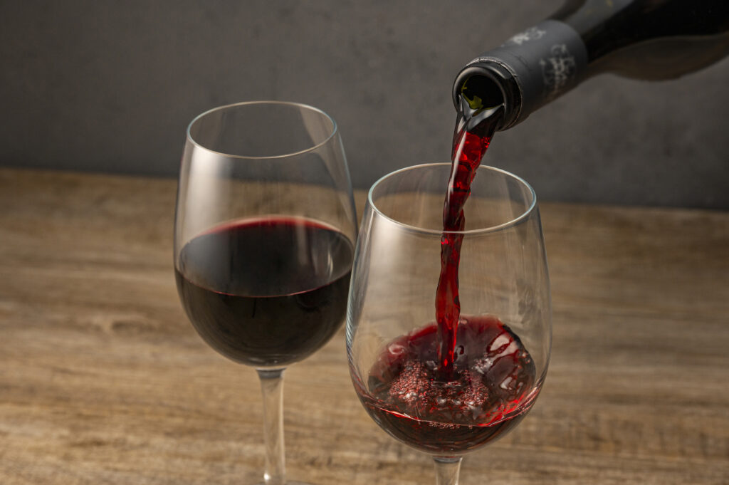 ワインを注がれるワイングラス