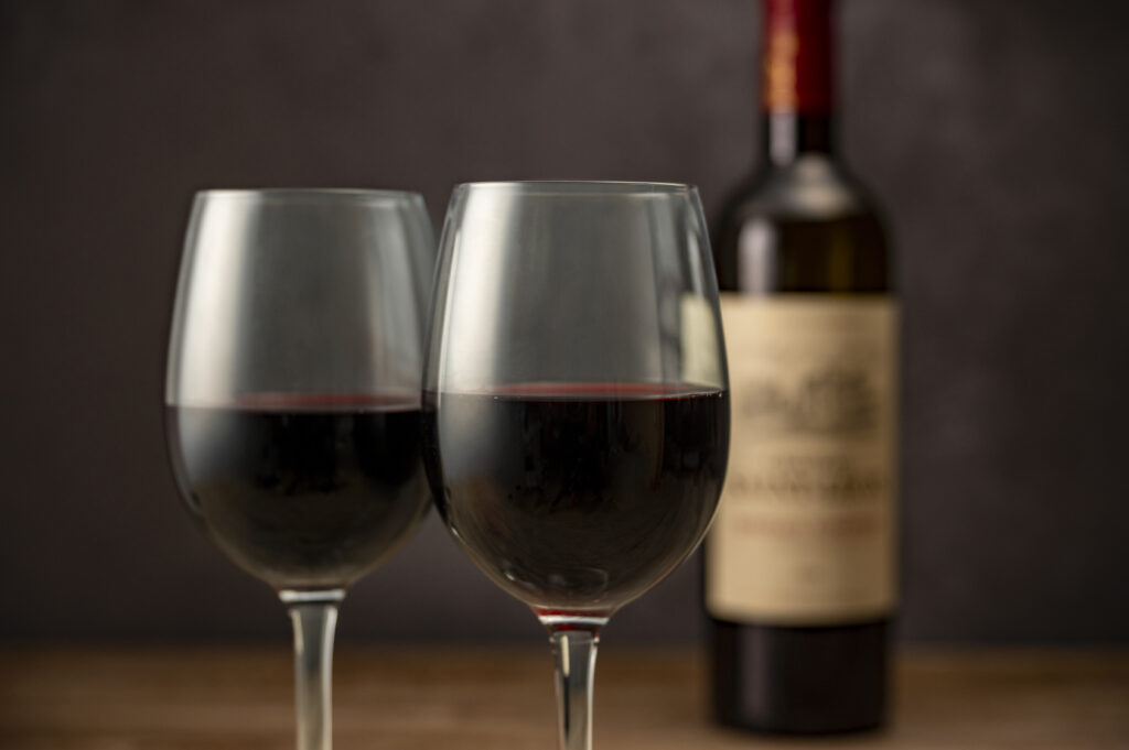 赤ワインとペアグラス