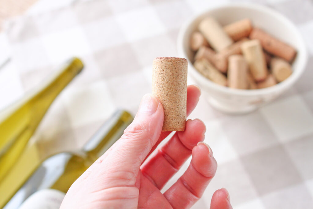 コルクを持つ手